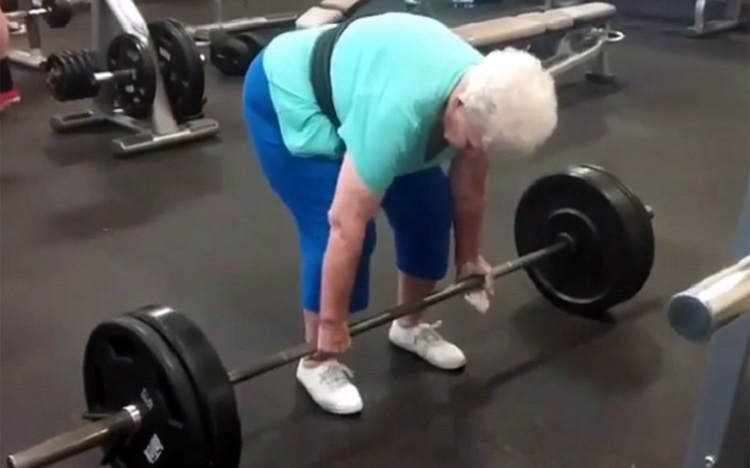 Σούπερ γιαγιά κάνει άρση βαρών και σηκώνει 100 κιλά - VIDEO